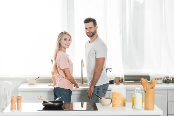 Belo Casal Olhando Para Câmera Durante Café Manhã Cozinha — Fotografia de Stock