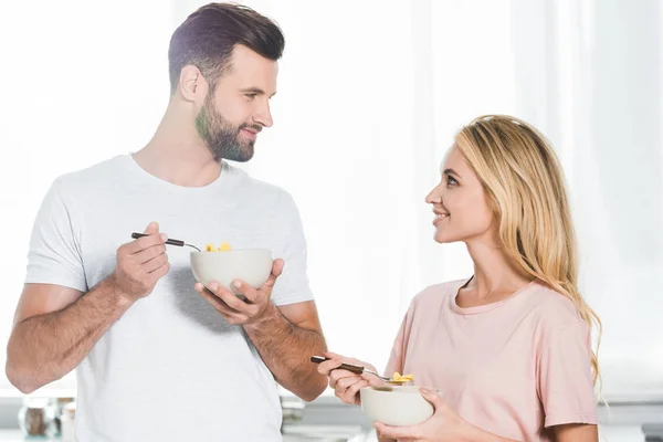 Couple Heureux Avec Bols Céréales Pendant Petit Déjeuner Cuisine — Photo