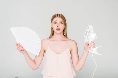 gri izole ısı muzdarip iken Elektrik Fan ve el fan tutan karışık genç kadın