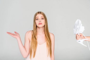 gri Üzerinde Electric Fan yakın gesturing karışık genç kadın