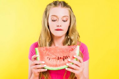 güzel kız dudak ısırma ve ananas ile poz Sarı İzole