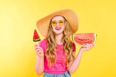 sarı üzerinde karpuz ve lolipop ile Straw Hat güzel gülümseyen kız