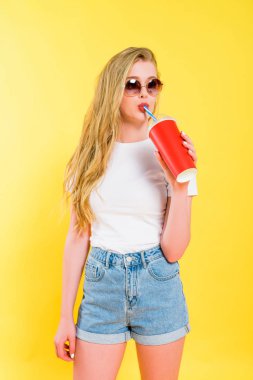 güneş gözlüğü güzel kız tek kullanımlık fincan dan soda içme sarı 