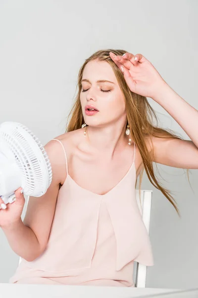 Hermosa Joven Que Sufre Calor Celebración Ventilador Eléctrico Aislado Gris — Foto de Stock