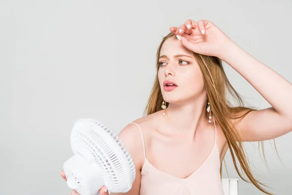 Bonita Mujer Joven Que Sufre Calor Celebración Ventilador Eléctrico Aislado — Foto de Stock