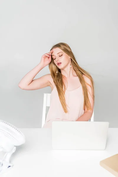 Menina Bonita Que Sofre Calor Com Ventilador Elétrico Mesa Computador — Fotografia de Stock