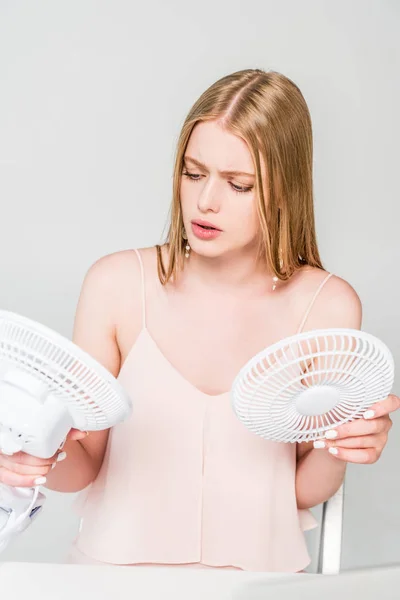 Mujer Joven Confundida Que Sufre Calor Celebración Ventilador Eléctrico Aislado — Foto de Stock