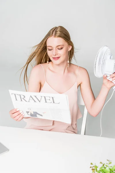 Bela Jovem Com Ventilador Elétrico Jornal Viagem Sofrendo Calor Cinza — Fotografia de Stock