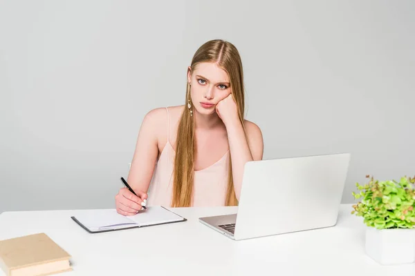 Ontevreden Meisje Zittend Computer Bureau Schrijven Notebook Grijs — Stockfoto