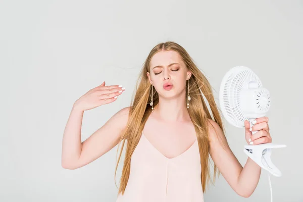 Hermosa Joven Que Sufre Calor Gesto Celebración Ventilador Eléctrico Aislado — Foto de Stock