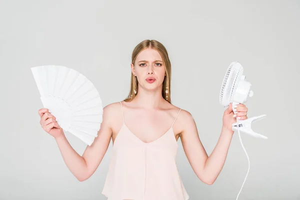 Mujer Joven Sosteniendo Ventilador Eléctrico Ventilador Mano Mientras Sufre Calor — Foto de Stock
