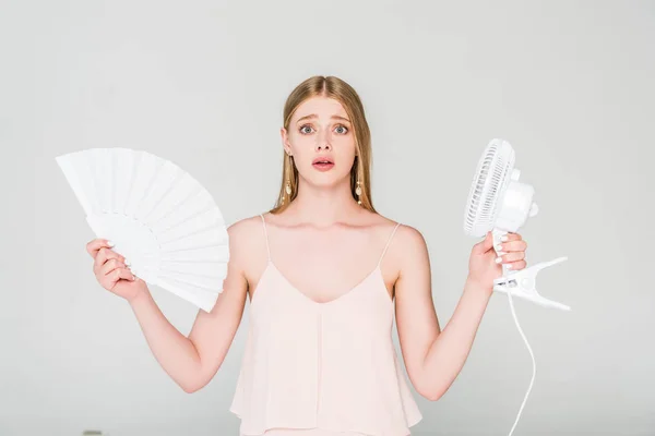 Verward Jonge Vrouw Met Elektrische Ventilator Hand Ventilator Terwijl Het — Stockfoto