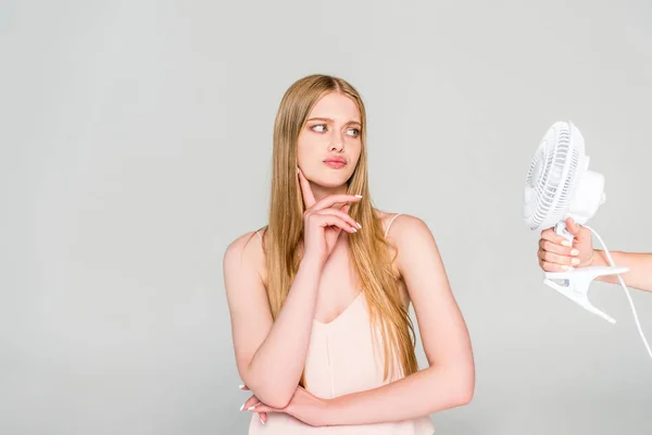 Bella Giovane Donna Guardando Elettrico Ventilatore Isolato Grigio — Foto Stock