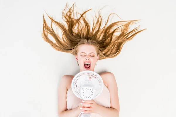 Vista Superior Chica Gritando Ventilador Eléctrico Sufriendo Calor Blanco —  Fotos de Stock