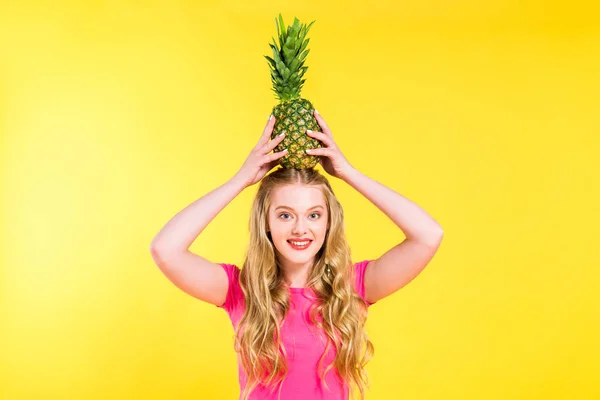 Vacker Flicka Poserar Med Ananas Huvudet Isolerat Gult — Stockfoto
