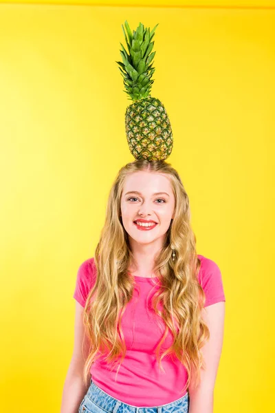 Bella Ragazza Posa Con Ananas Sulla Testa Isolato Giallo — Foto Stock