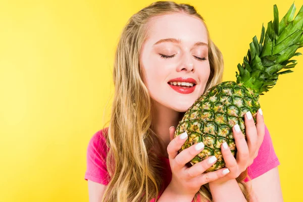 Menina Bonita Com Olhos Fechados Segurando Abacaxi Isolado Amarelo — Fotografia de Stock