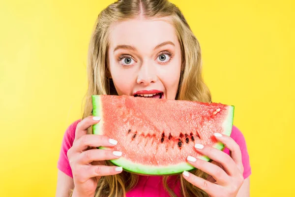 Schönes Mädchen Isst Wassermelone Isoliert Auf Gelb Und Schaut Die — Stockfoto