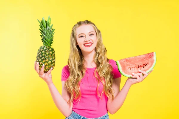 Vacker Flicka Som Innehar Vattenmelon Och Ananas Isolerad Gult — Stockfoto