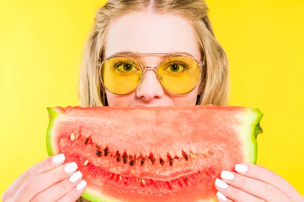 Schöne Mädchen Mit Sonnenbrille Hoding Wassermelone Isoliert Auf Gelb — Stockfoto