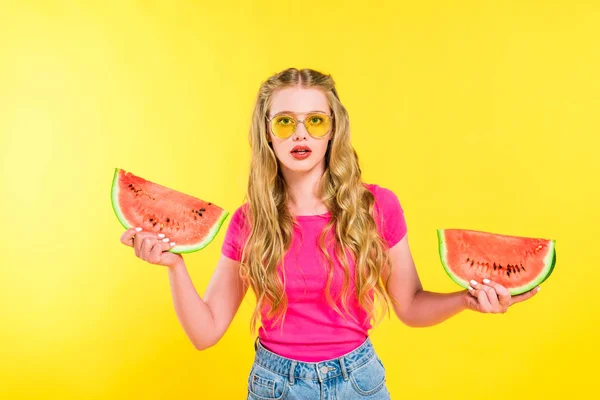 Schöne Verwirrte Mädchen Sonnenbrille Mit Wassermelone Isoliert Auf Gelb — Stockfoto