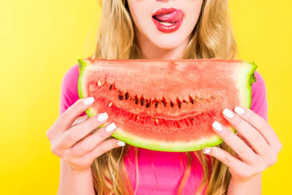 Abgeschnittene Ansicht Des Mädchens Das Die Zunge Herausstreckt Und Wassermelone — Stockfoto