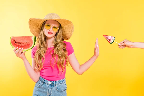 Unzufriedenes Mädchen Mit Wassermelone Gestikuliert Und Verweigert Lutscher Auf Gelb — Stockfoto