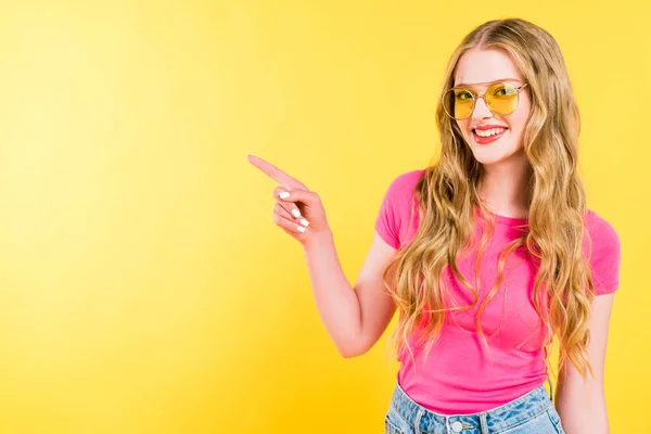 Hermosa Chica Sonriente Gafas Sol Señalando Con Dedo Amarillo — Foto de Stock
