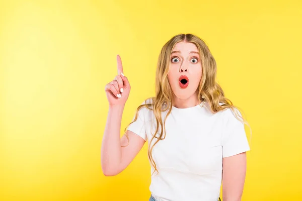 Shocked Young Woman Pointing Finger Isolated Yellow — Stock Photo, Image