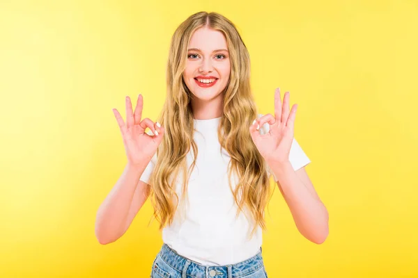 Hermosa Sonriente Rubia Joven Mostrando Signos Amarillo — Foto de Stock