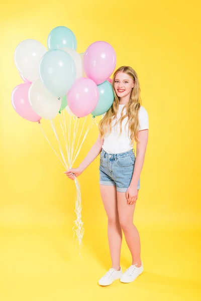 Hermosa Chica Con Globos Mirando Cámara Sonriendo Amarillo —  Fotos de Stock