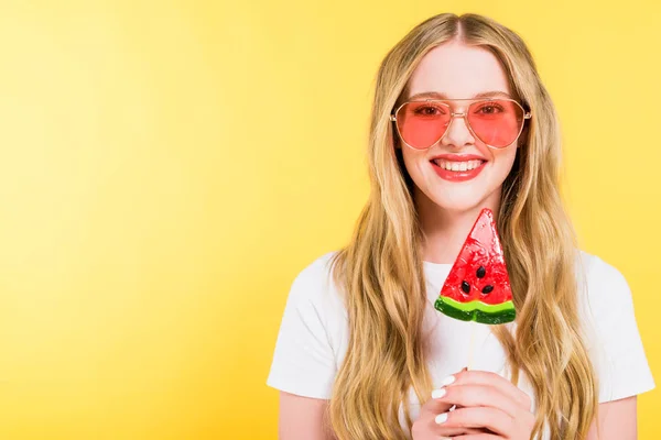 Vacker Leende Flicka Med Lollipop Form Vattenmelon Gult — Stockfoto