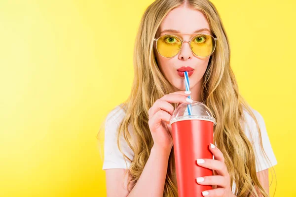 Schönes Mädchen Mit Sonnenbrille Und Getränk Einwegbecher Auf Gelb — Stockfoto