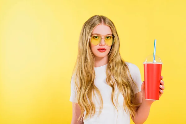 Schönes Mädchen Mit Sonnenbrille Und Getränk Einwegbecher Auf Gelb — Stockfoto
