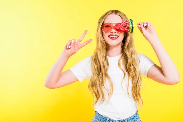 Hermosa Chica Feliz Gafas Sol Con Piruleta Forma Sandía Haciendo — Foto de Stock