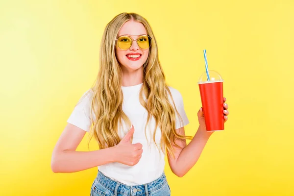 Piękna Dziewczyna Okulary Przeciwsłoneczne Drinkiem Jednorazowym Filiżance Robi Kciuk Żółto — Zdjęcie stockowe