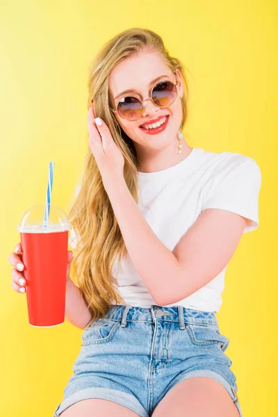 Krásná Šťastná Dívka Brýlích Nápojem Jednorázový Pohár Izolovaný Žlutém — Stock fotografie
