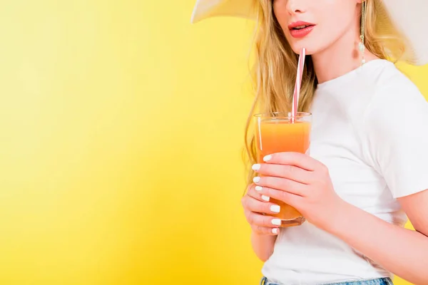 Vista Ritagliata Ragazza Bionda Con Bicchiere Cocktail Giallo — Foto Stock