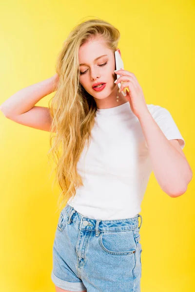 Όμορφο Κορίτσι Μιλάει Στο Smartphone Απομονωμένη Στο Κίτρινο — Φωτογραφία Αρχείου
