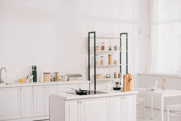 Cuisine Spacieuse Avec Mobilier Moderne Blanc Rack Avec Bocaux — Photo