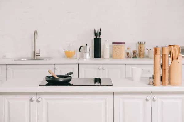 Просторная Кухня Белой Мебелью Сковородкой Поверхности Приготовления Пищи — стоковое фото