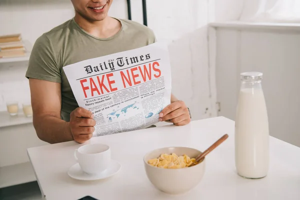 Recortado Vista Asiático Hombre Leyendo Falso Noticias Periódico Mientras Sentado — Foto de Stock