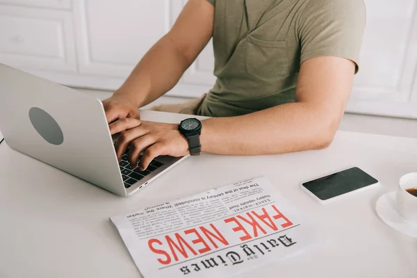 Cropped View Man Using Laptop While Sitting Kitchen Table Fakes — Stock Photo, Image