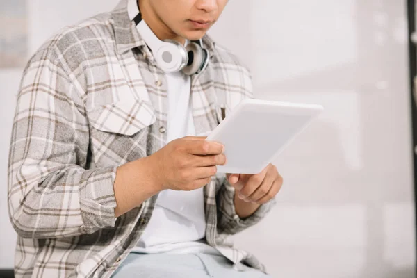 Vista Parziale Del Giovane Camicia Scacchi Con Tablet Digitale — Foto Stock