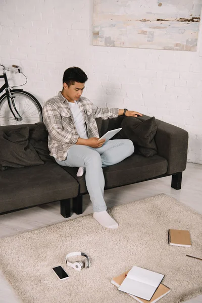 Joven Asiático Hombre Sentado Sofá Casa Usando Digital Tablet —  Fotos de Stock