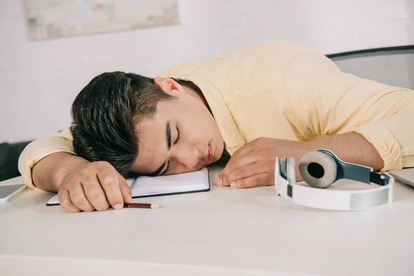 Agotado Joven Durmiendo Sentado Mesa Sosteniendo Lápiz — Foto de Stock