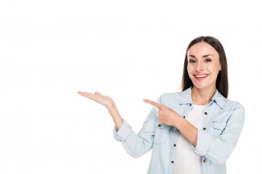 gülümseyen mutlu esmer kadın bir kenara beyaz izole parmak ile işaret
