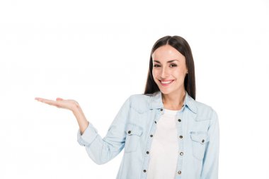 beyaz izole el ile işaret mutlu esmer kadın
