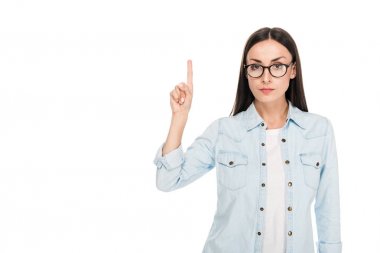 beyaz izole parmak yukarı işaret denim ceket gözlük lü esmer kız
