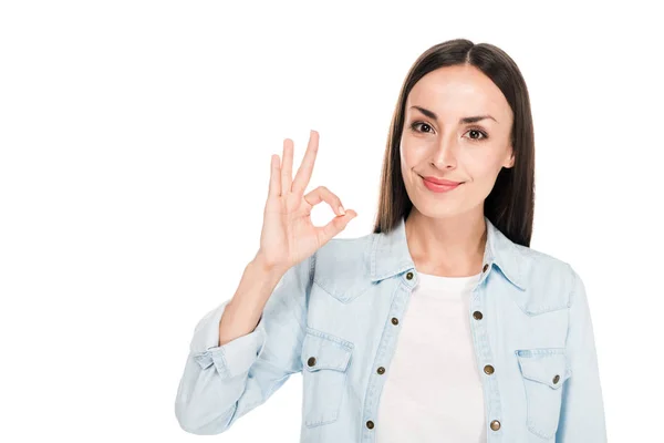 Lachende Brunette Vrouw Toont Teken Geïsoleerd Wit — Stockfoto